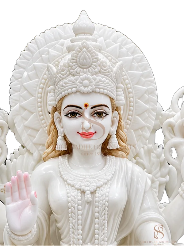 Close-up of the face and crown of the Lakshmi Maa on Lotus